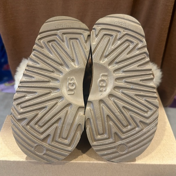 Girl Ugg Star Boots - Picture 2 of 7